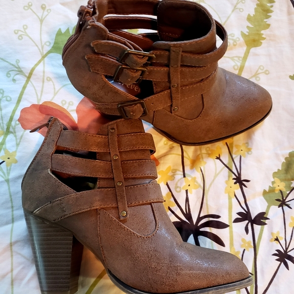 Ankle Booties with bucked straps - Picture 4 of 5